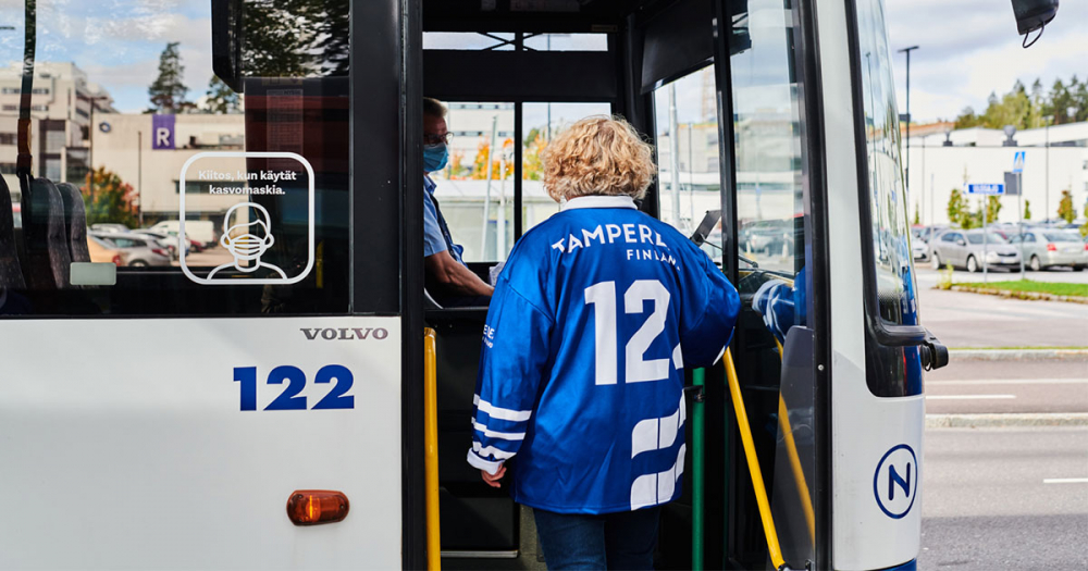 Jääkiekkofani nousemassa bussin kyytiin.