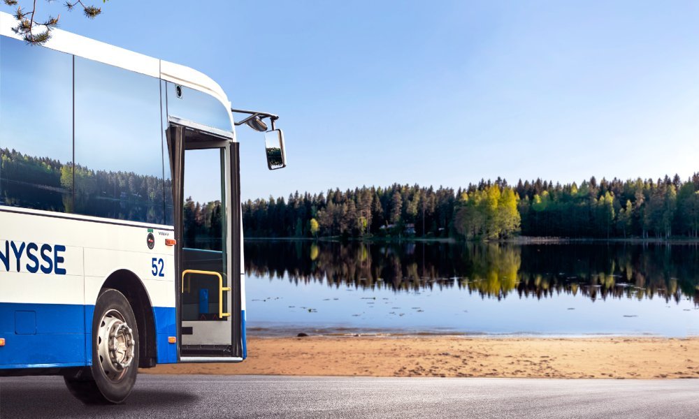 Nyssen bussi kesäisessä maisemassa.