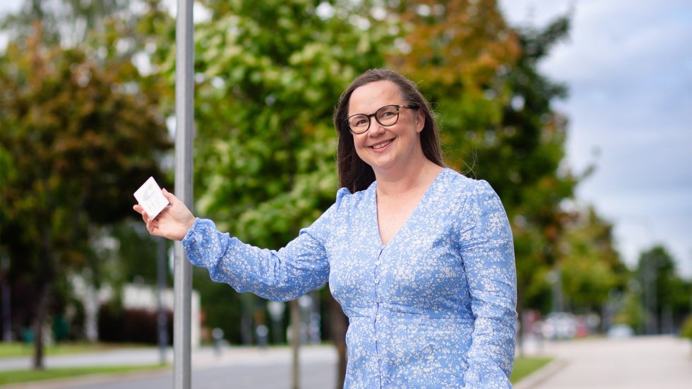 Mari Ruissalo bussipysäkillä. 