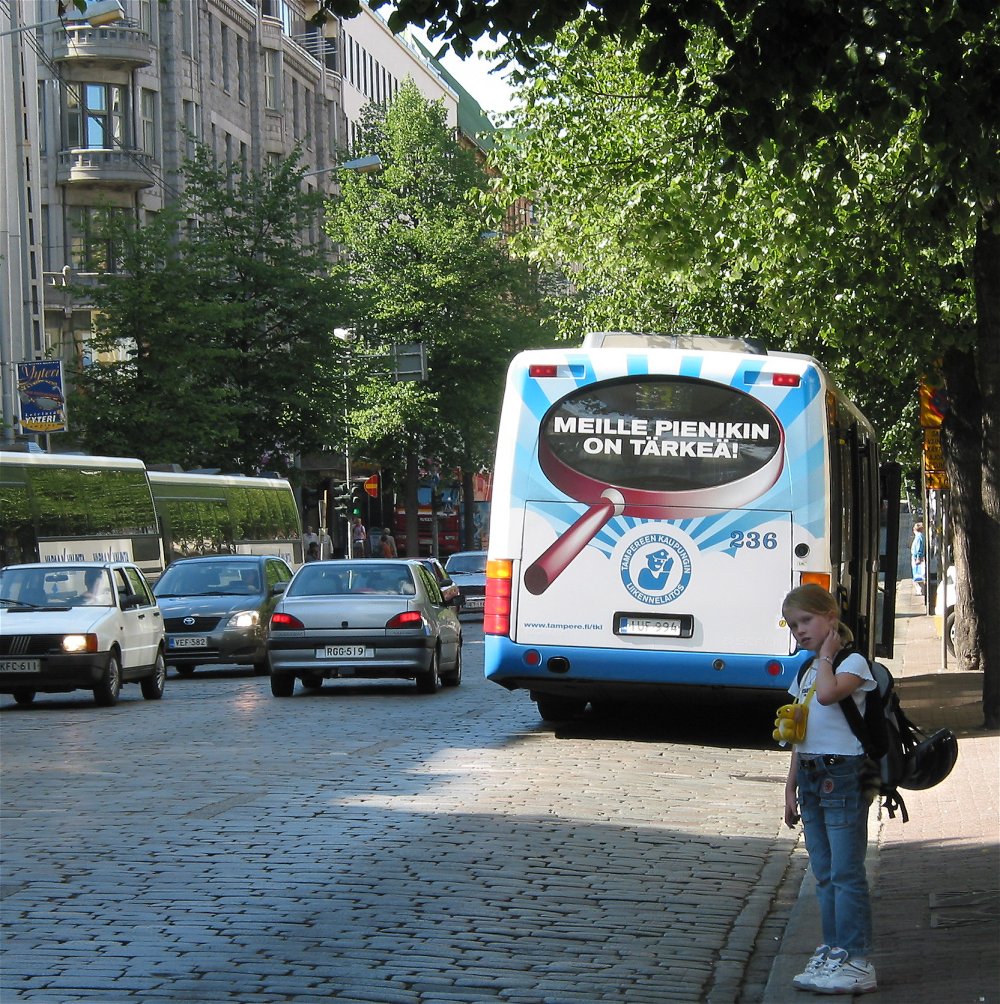 Kuva vuodelta 2007. Hämeenkadulla ajaa busseja ja henkilöautoja, yhden bussi perässä mainosteksti 