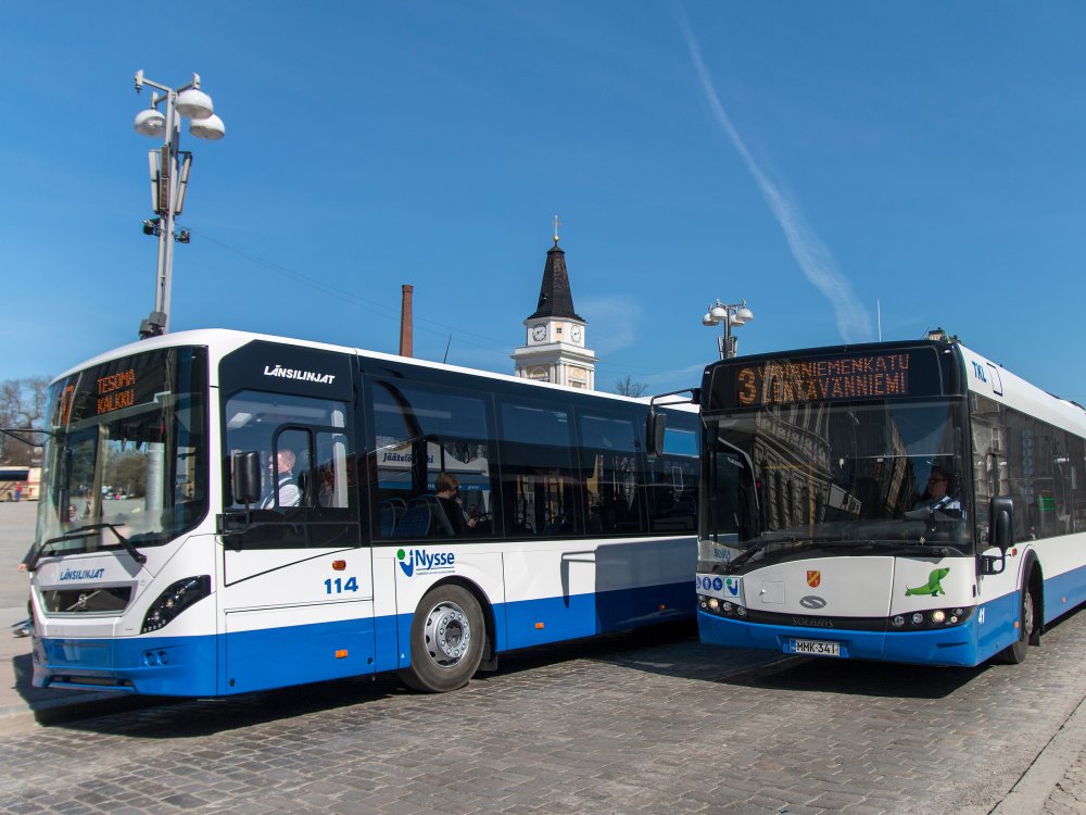 Kaksi Nysse-bussi Keskustorin tuntumassa vuonna 2016. Bussien väritys on sini-valkoinen.