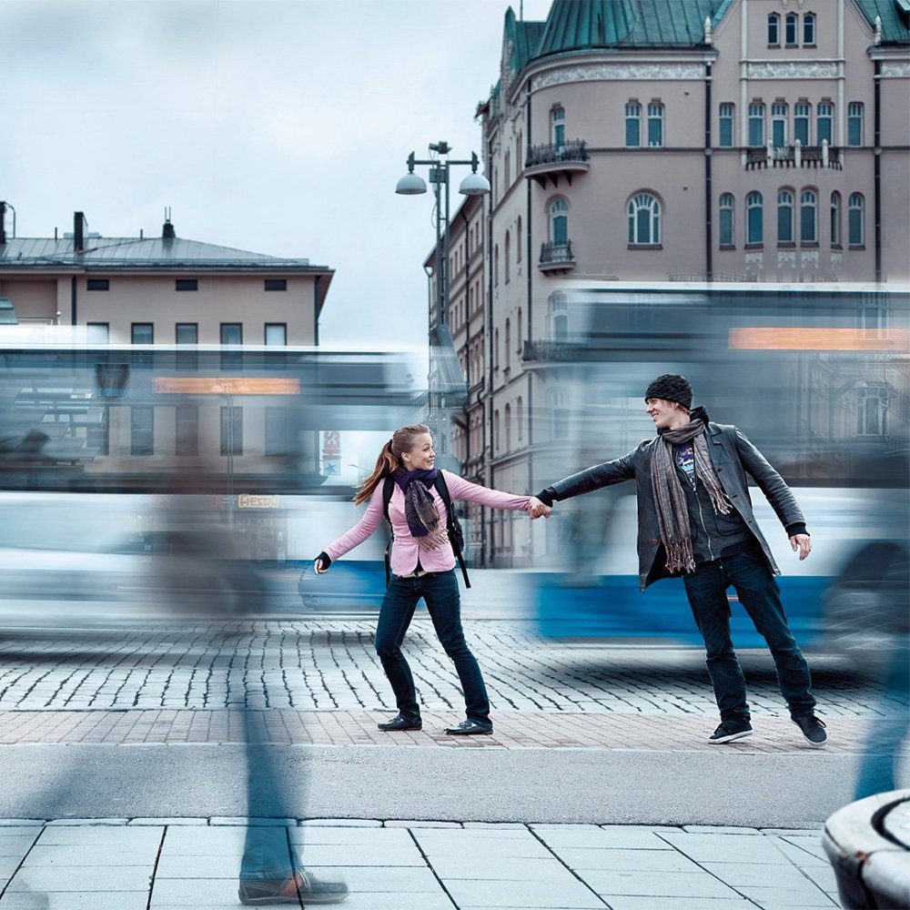 Kaksi nuorta käsi kädessä Hämeenkadulla, taustalla Nyssen busseja.