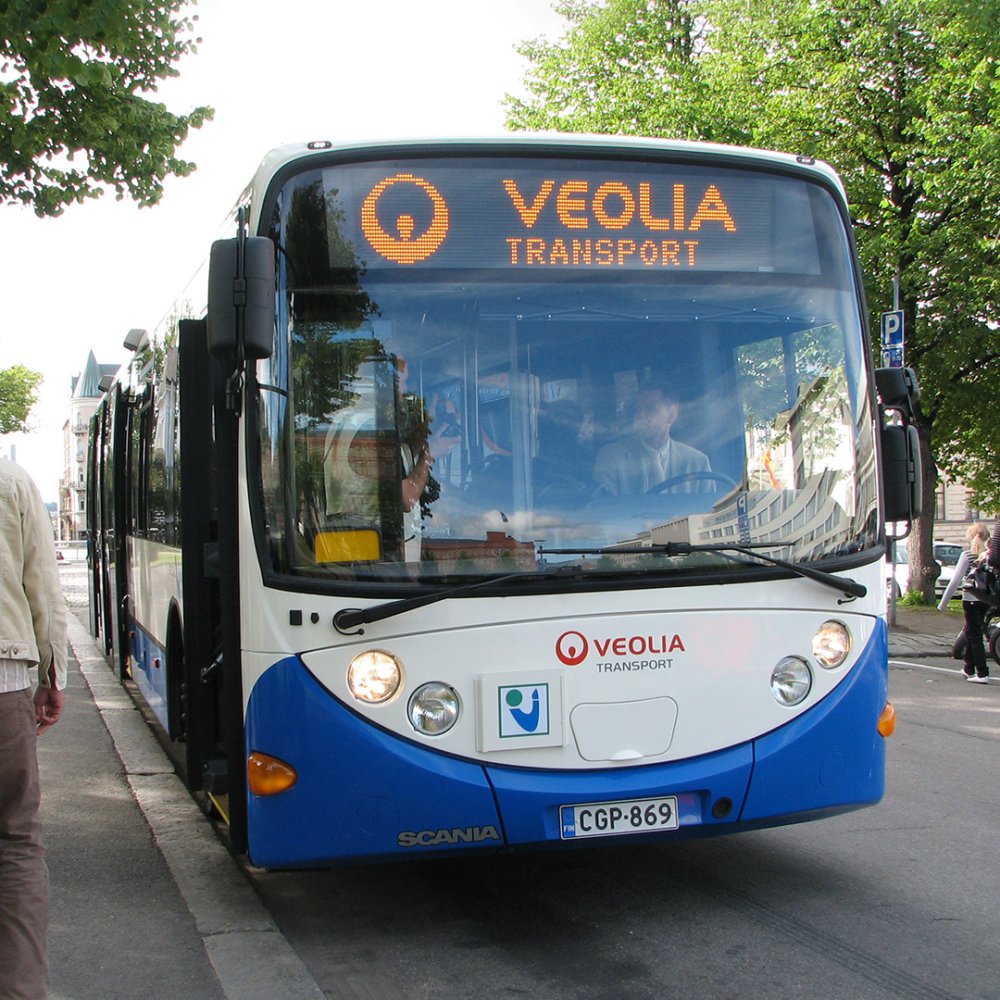 Veolian uusi bussi vuonna 2008. Bussin väritys on sini-valkoinen.