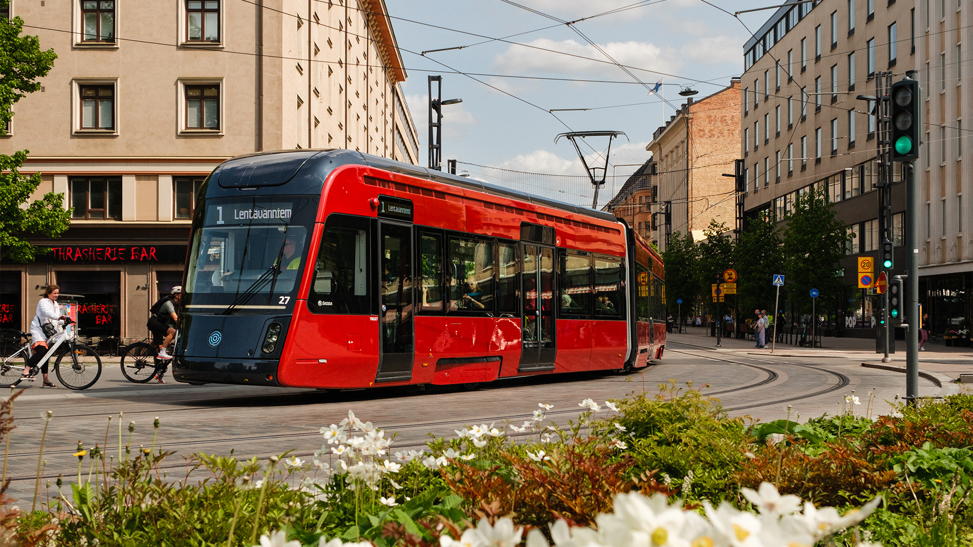 Ratikka ajaa Hämeenpuiston kohdalla kohti Lentävänniemeä. 