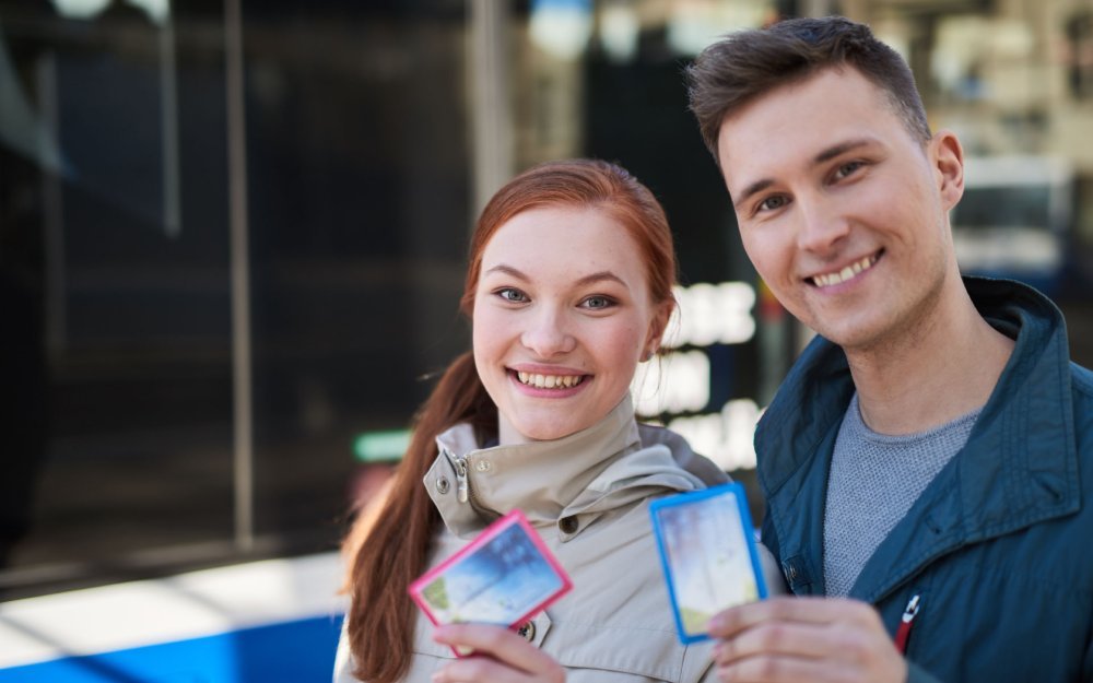 Nainen ja mies Nyssen matkakortit käsissään.