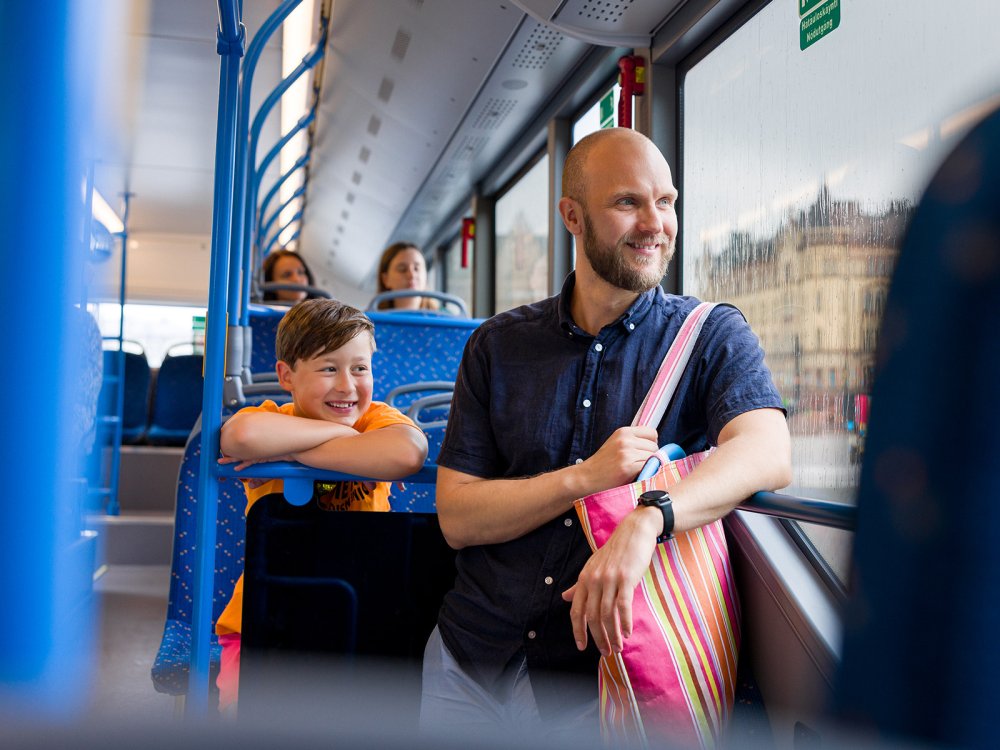 Aikuinen ja lapsi bussissa.