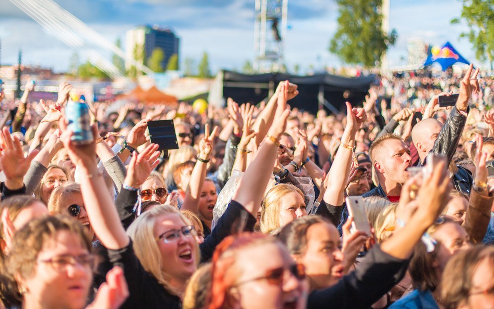 Yleisö laulaa mukana Tammerfesteillä vuonna 2017. Kuva: Laura Vanzo