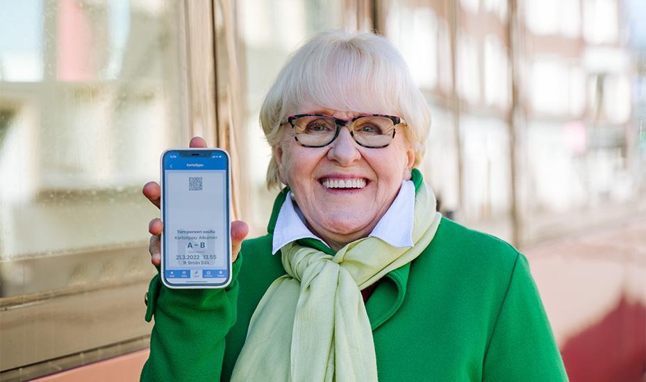 Matkustaja näyttää puhelintaan, jossa on Nyssen mobiililippu.