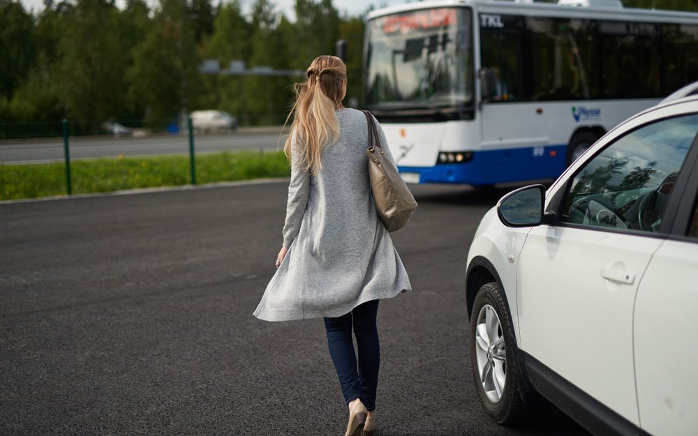 Jättämällä auton liityntäparkkiin, säästyt vapaan parkkipaikan etsimiseltä keskustassa. Joukkoliikenteen lippu on myös edullisempi kuin parkkimaksut.