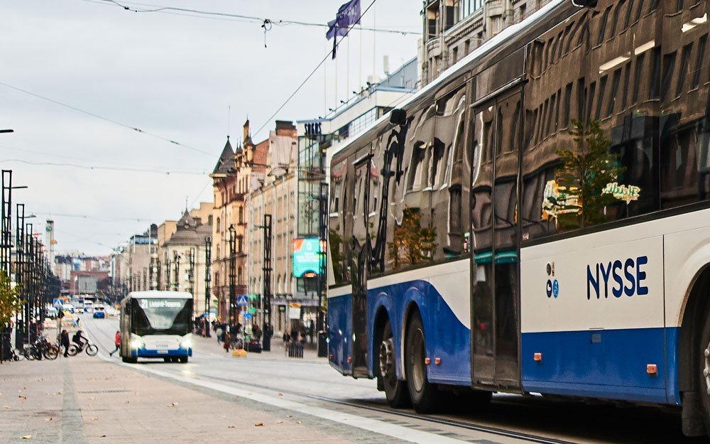 Sinivalkoiset bussit ajavat syksyisessä kelissä Hämeenkatua länteen.