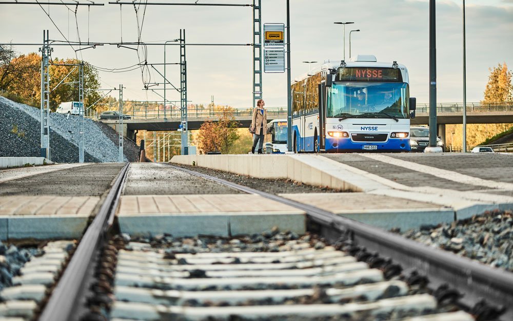 Läntisen linjaston yksi tärkeimmistä teemoista on yhdistää bussi- ja raideliikenne toimivaksi kokonaisuudeksi.