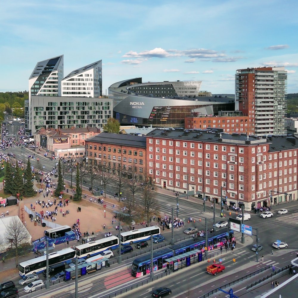 Sorin aukion viereiset bussi- ja ratikkapysäkit, taustalla Nokia Arena. Kuvaaja Marko Kallio.