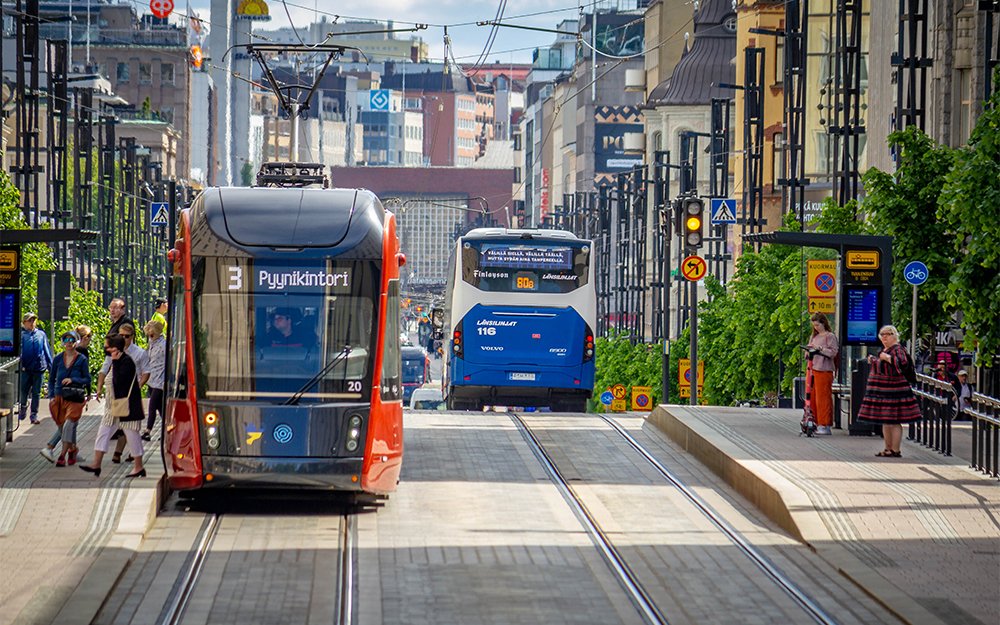 Ratikka ja bussi kulkevat eri suuntiin Hämeenkadulla.