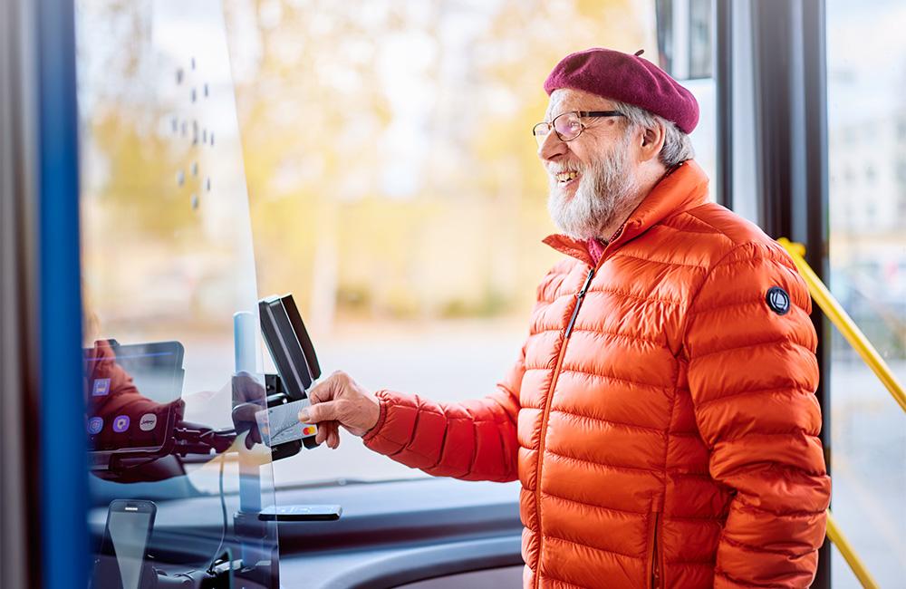 Matkustaja maksaa matkansa bussissa lähimaksulla.