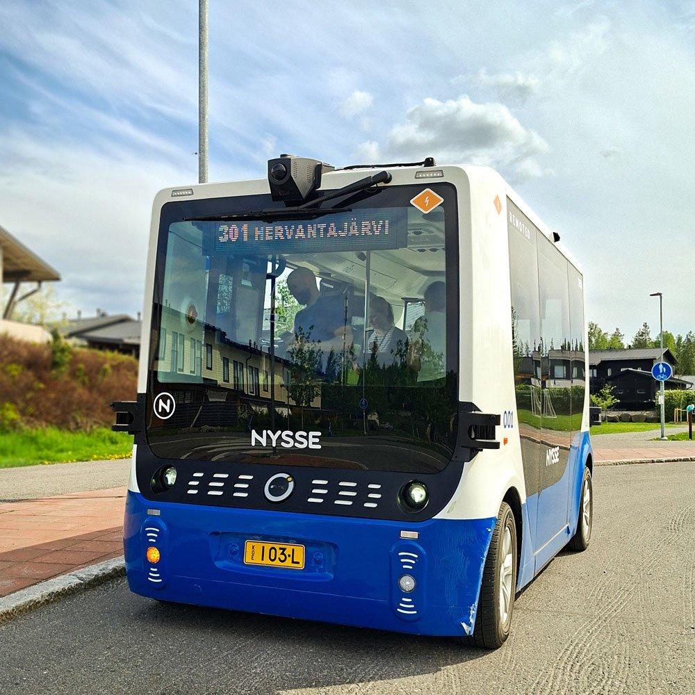 Sinivalkoinen robottibussi odottaa lähtöä Lintuhytin pysäkillä. Bussin linjakilvessä lukee Hervantajärvi.
