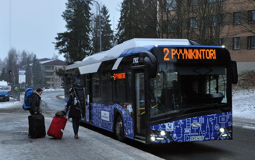 Matkustajat nousevat sähköbussin kyytiin Rauhaniemessä