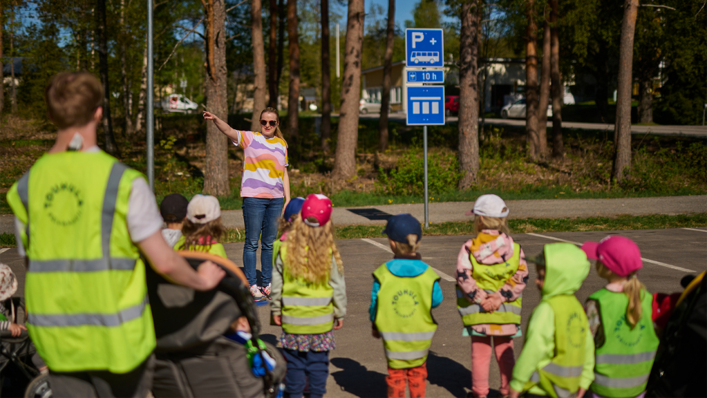 Sanna Ovaska puhumassa Touhula Kangasalan väelle.