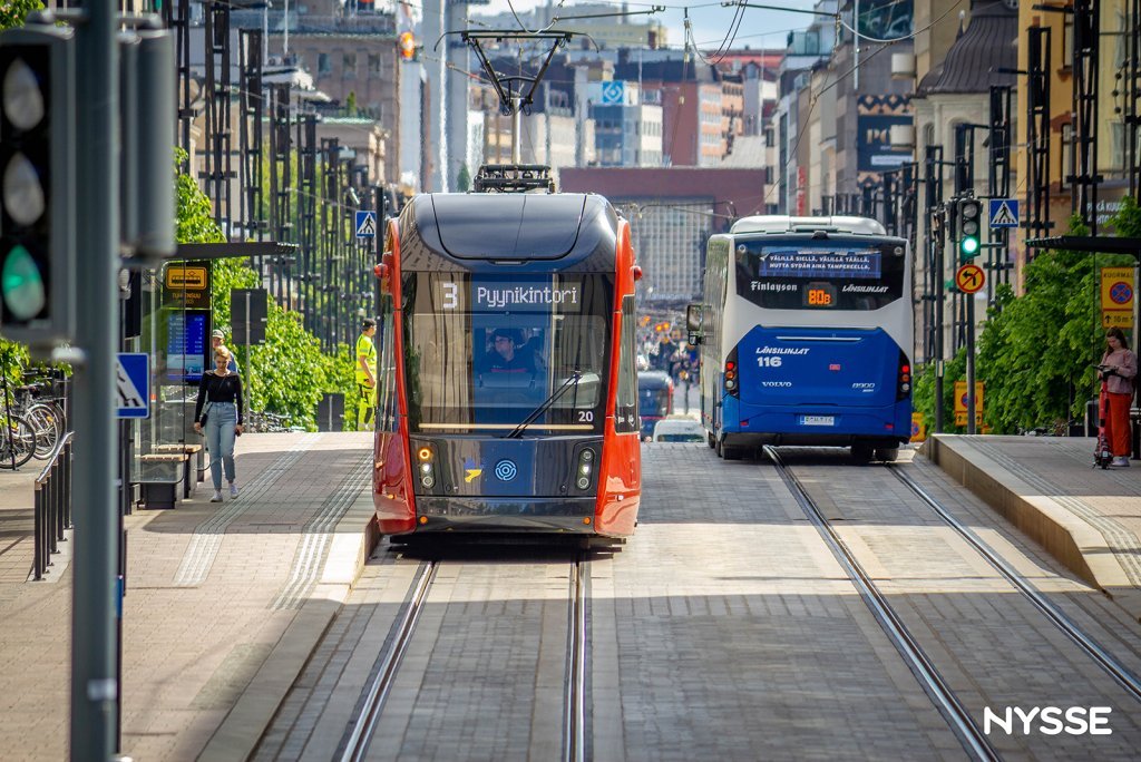 Ratikka ja bussi Hämeenkadulla