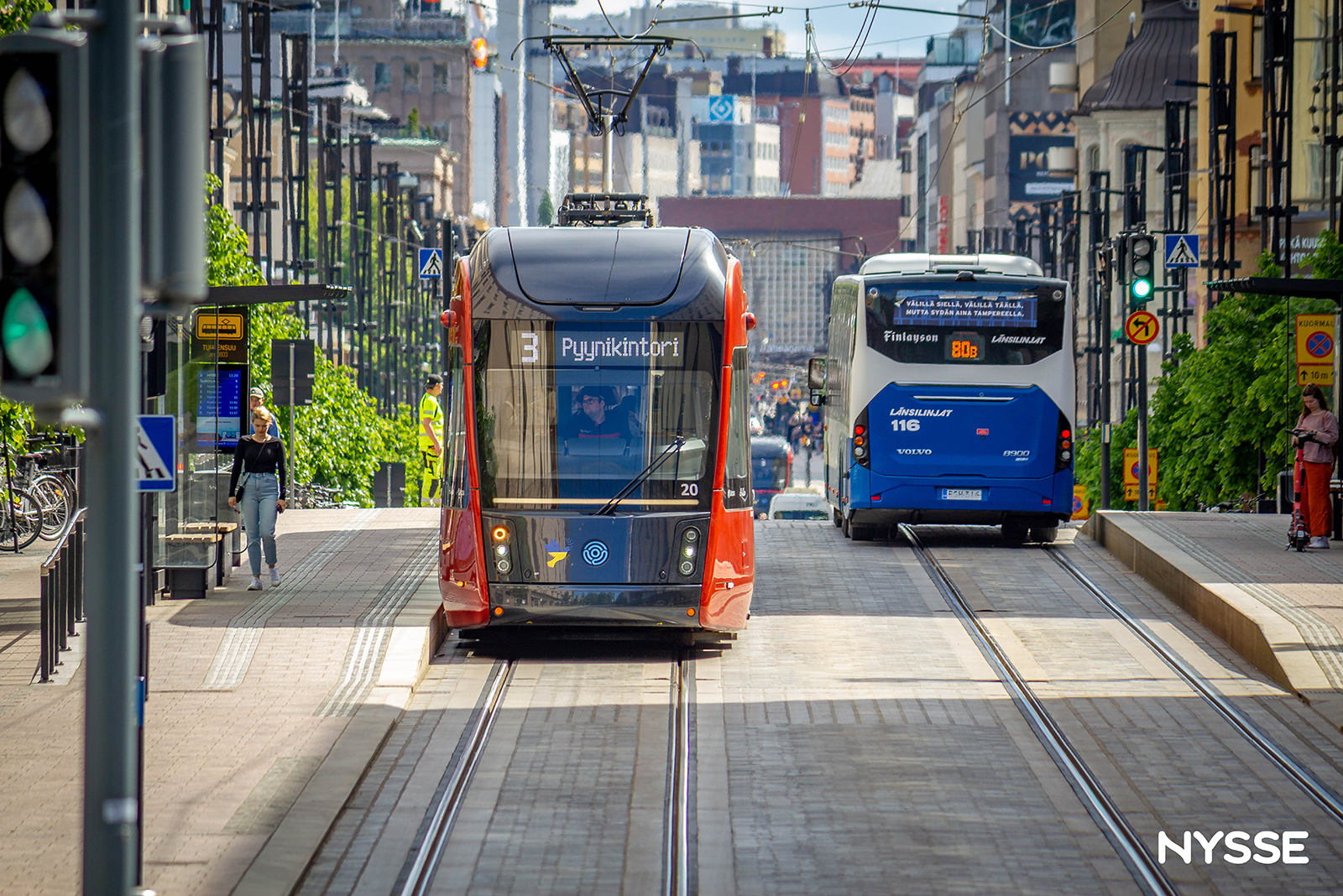 Ratikka ja bussi Hämeenkadulla